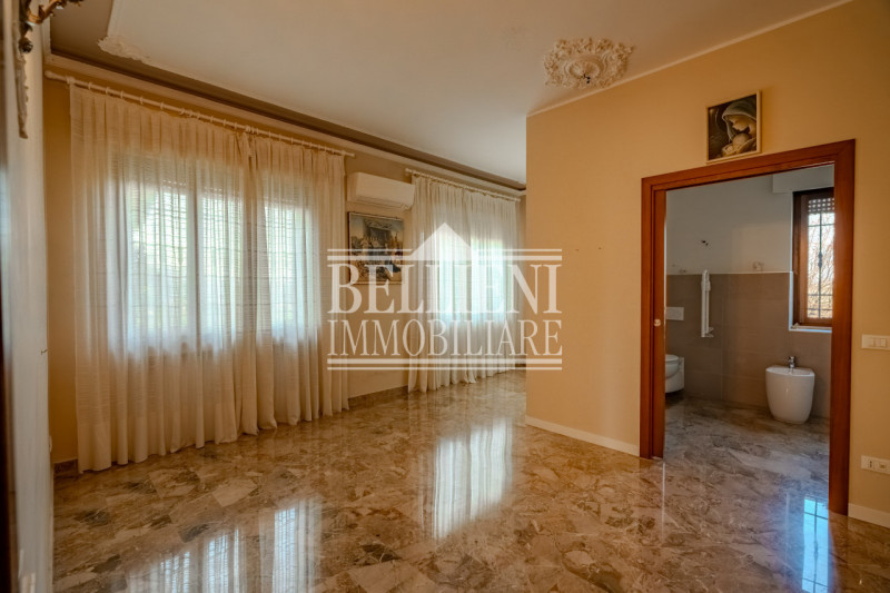 ANCONETTA - proponiamo in vendita una villa di 350 mq immersa nel verde nella cornice della prest...