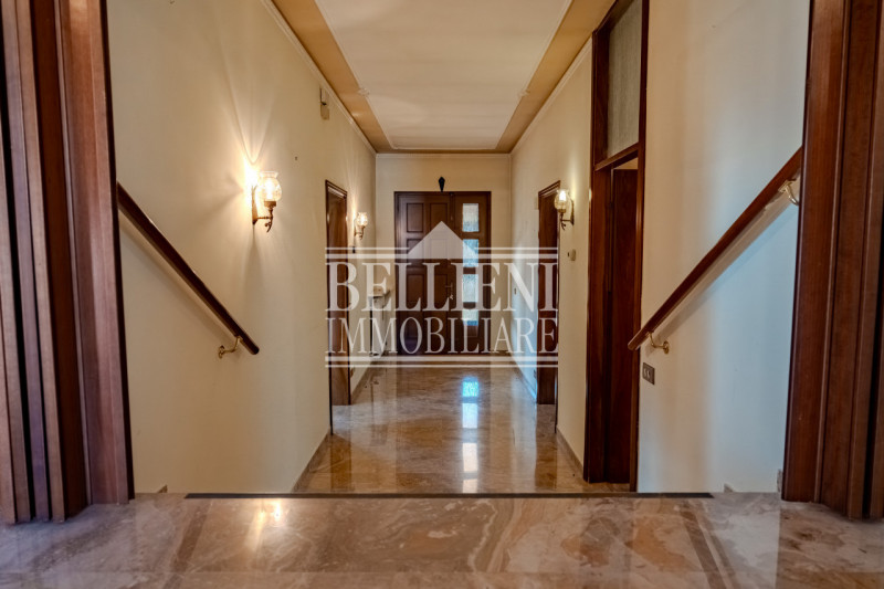 ANCONETTA - proponiamo in vendita una villa di 350 mq immersa nel verde nella cornice della prest...