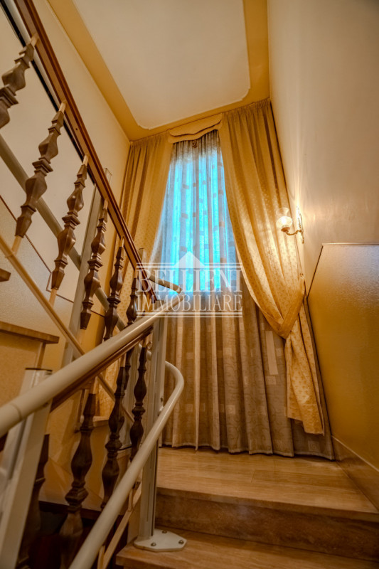 ANCONETTA - proponiamo in vendita una villa di 350 mq immersa nel verde nella cornice della prest...