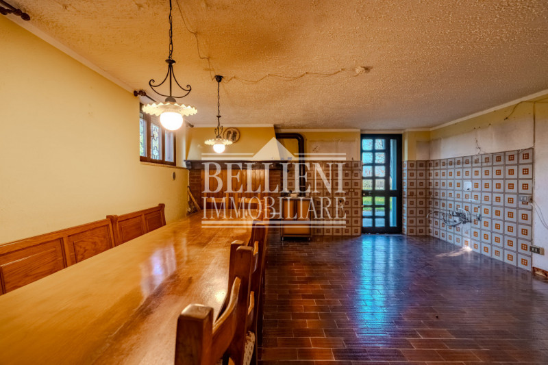 ANCONETTA - proponiamo in vendita una villa di 350 mq immersa nel verde nella cornice della prest...