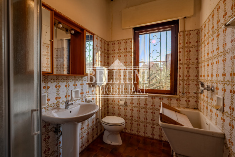 ANCONETTA - proponiamo in vendita una villa di 350 mq immersa nel verde nella cornice della prest...