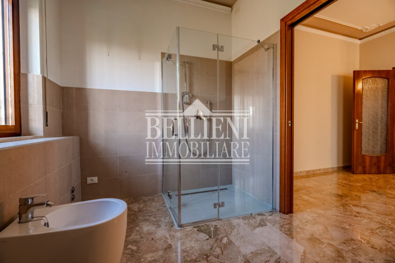 ANCONETTA - proponiamo in vendita una villa di 350 mq immersa nel verde nella cornice della prest...