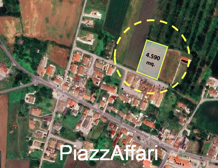 In centro a Villa del Bosco, adiacente al quartiere residenziale di Via San Bovo e con accesso di...