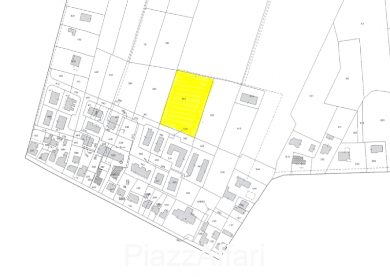 In centro a Villa del Bosco, adiacente al quartiere residenziale di Via San Bovo e con accesso di...