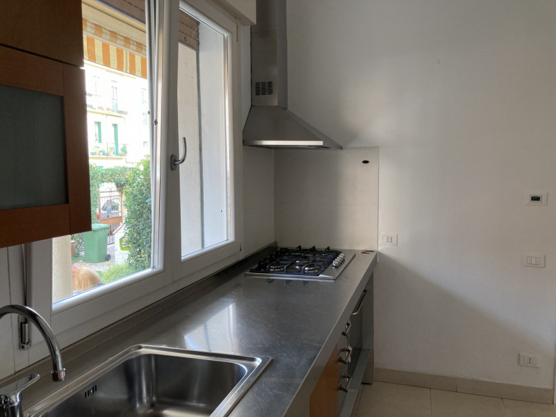 In zona interna del quartiere residenziale di Santa Bertilla, proponiamo in affitto un appartamen...