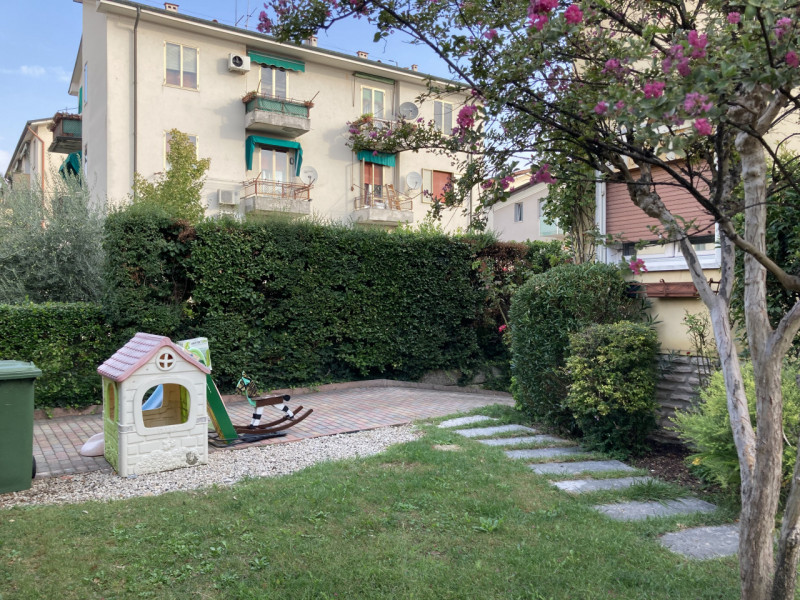 In zona interna del quartiere residenziale di Santa Bertilla, proponiamo in affitto un appartamen...