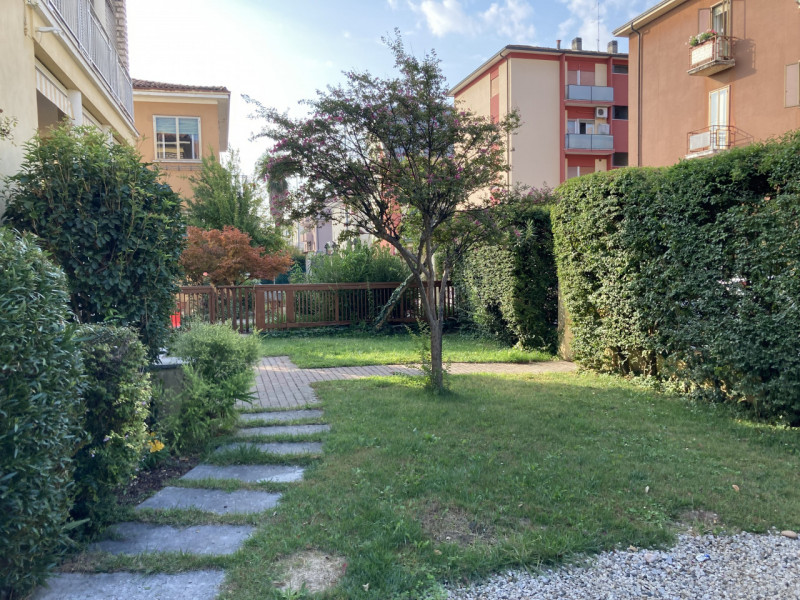 In zona interna del quartiere residenziale di Santa Bertilla, proponiamo in affitto un appartamen...