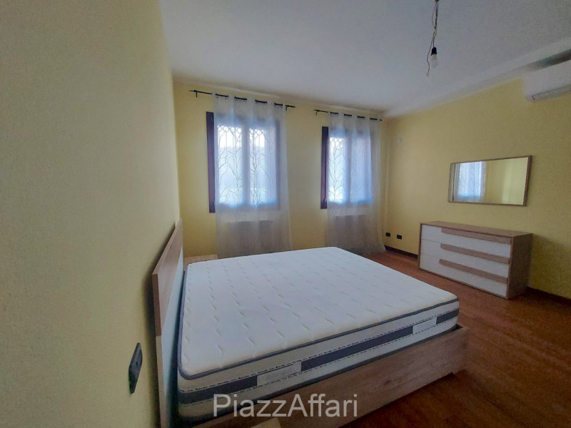 In signorile e riservato contesto si propone, in affitto, appartamento al piano terra composto da...