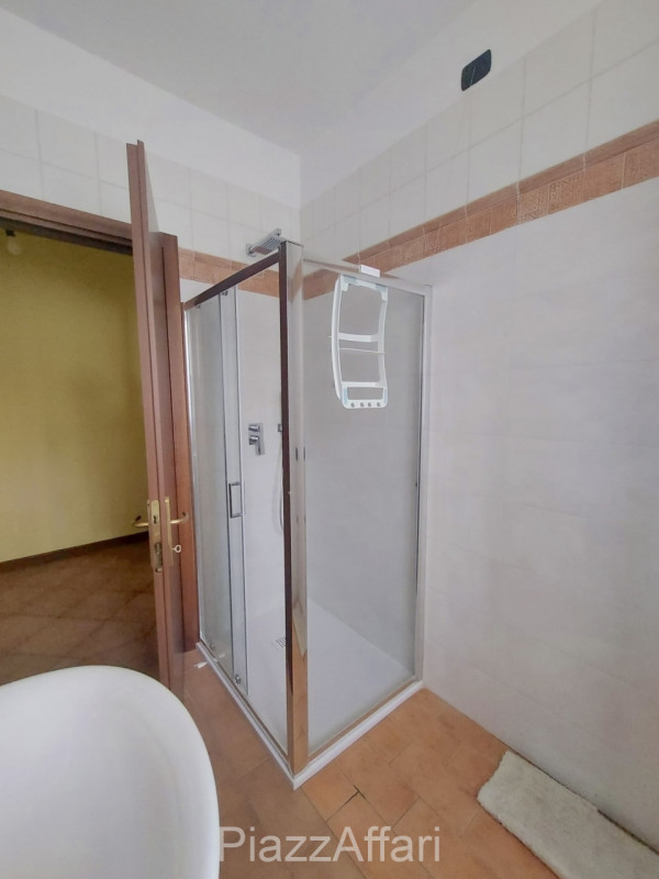 In signorile e riservato contesto si propone, in affitto, appartamento al piano terra composto da...