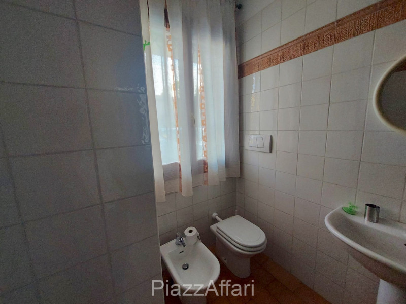 In signorile e riservato contesto si propone, in affitto, appartamento al piano terra composto da...