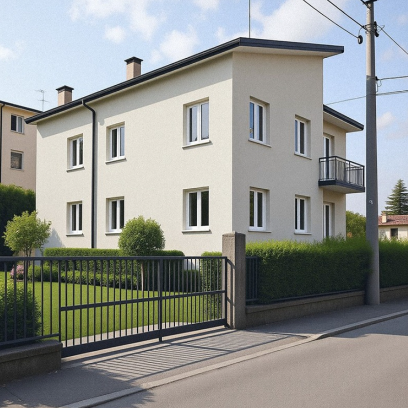 Situata nel rinomato quartiere Ferrovieri, in contesto condominiale di sole quattro unità, questa...