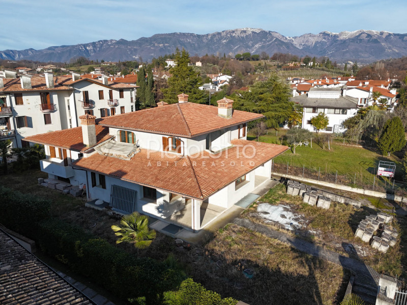 Rif. V5416 - Onè di Fonte, in posizione residenziale tranquilla e ben servita, proponiamo villa s...