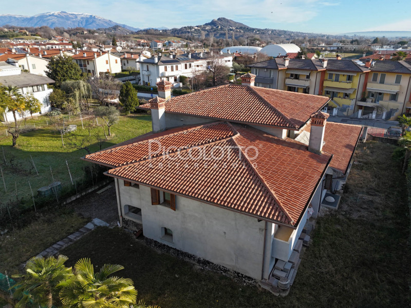 Rif. V5416 - Onè di Fonte, in posizione residenziale tranquilla e ben servita, proponiamo villa s...