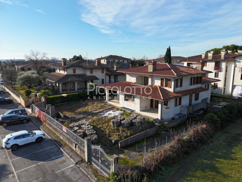Rif. V5416 - Onè di Fonte, in posizione residenziale tranquilla e ben servita, proponiamo villa s...