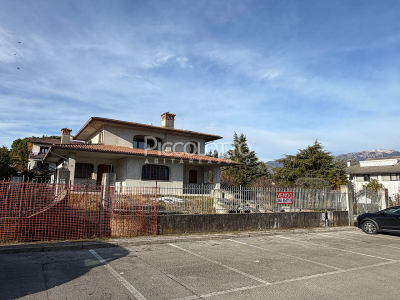 Rif. V5416 - Onè di Fonte, in posizione residenziale tranquilla e ben servita, proponiamo villa s...