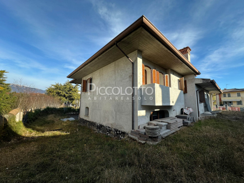 Rif. V5416 - Onè di Fonte, in posizione residenziale tranquilla e ben servita, proponiamo villa s...