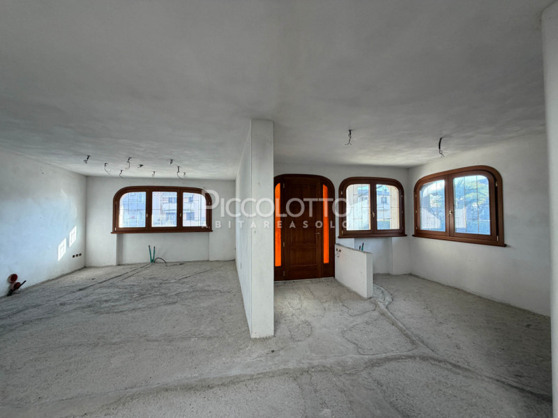 Rif. V5416 - Onè di Fonte, in posizione residenziale tranquilla e ben servita, proponiamo villa s...