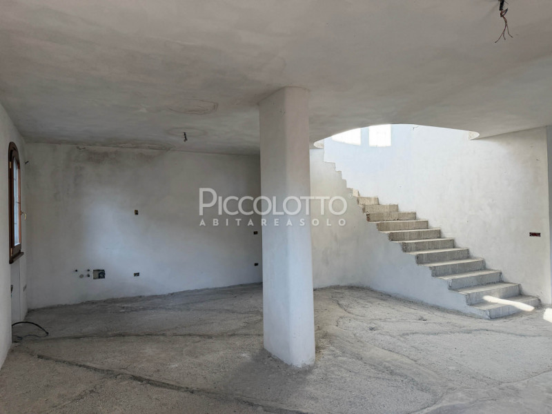 Rif. V5416 - Onè di Fonte, in posizione residenziale tranquilla e ben servita, proponiamo villa s...