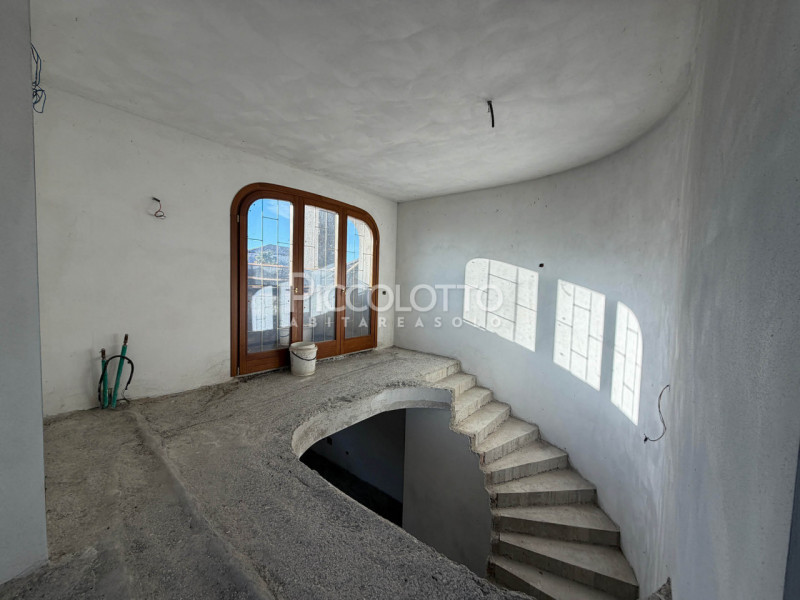 Rif. V5416 - Onè di Fonte, in posizione residenziale tranquilla e ben servita, proponiamo villa s...