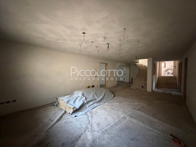 Rif. V5416 - Onè di Fonte, in posizione residenziale tranquilla e ben servita, proponiamo villa s...