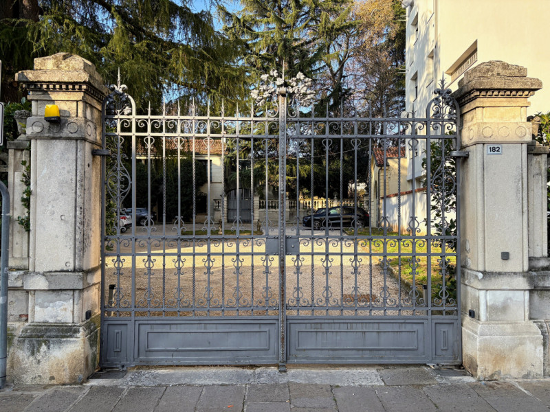 THIENE CENTRO - Prestigiosa Villa Storica € 540.000,00

Trattativa Unica immobiliare, via Prà Bor...