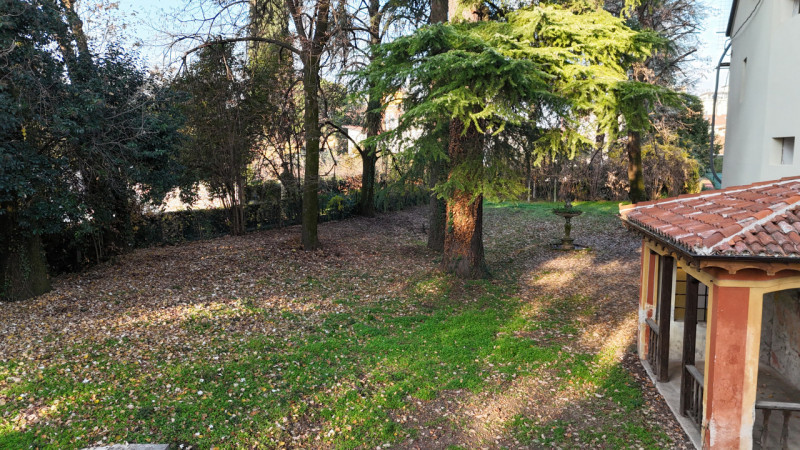 THIENE CENTRO - Prestigiosa Villa Storica € 540.000,00

Trattativa Unica immobiliare, via Prà Bor...