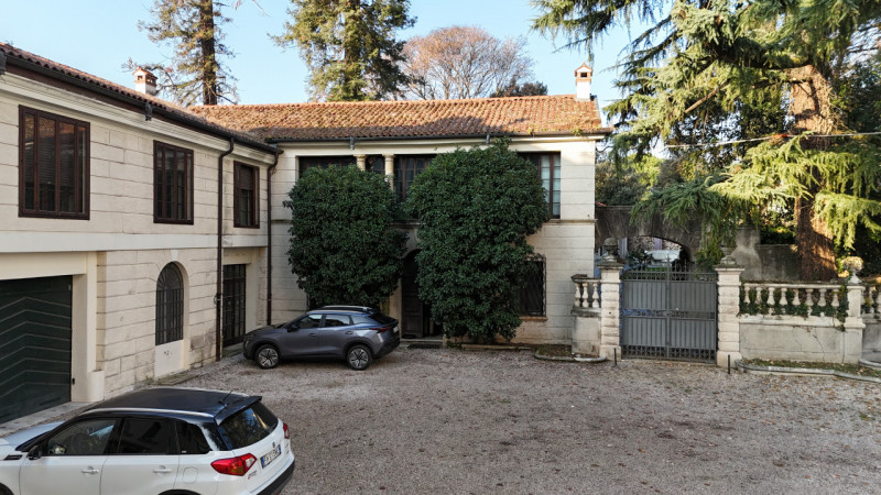 THIENE CENTRO - Prestigiosa Villa Storica € 540.000,00

Trattativa Unica immobiliare, via Prà Bor...