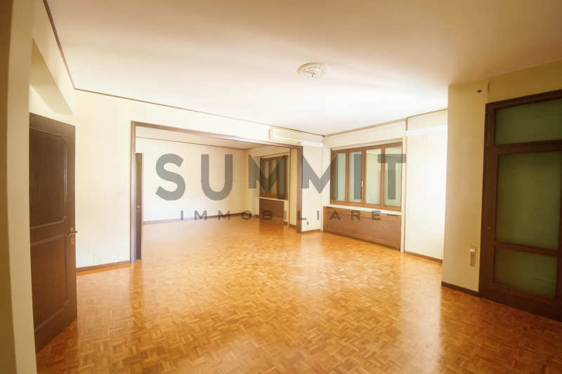 SCHIO – CENTRO: Luminoso e spazioso appartamento TRICAMERE di 255 mq, sito al quarto ed ultimo pi...