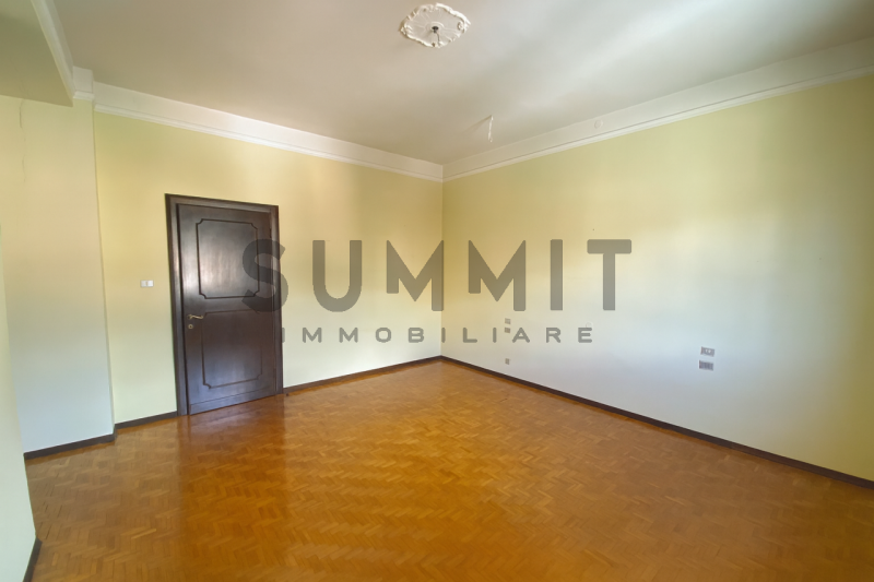 SCHIO – CENTRO: Luminoso e spazioso appartamento TRICAMERE di 255 mq, sito al quarto ed ultimo pi...