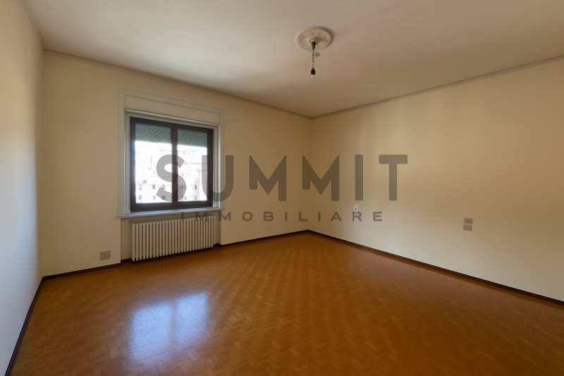 SCHIO – CENTRO: Luminoso e spazioso appartamento TRICAMERE di 255 mq, sito al quarto ed ultimo pi...