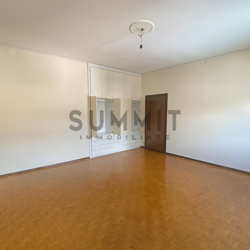 SCHIO – CENTRO: Luminoso e spazioso appartamento TRICAMERE di 255 mq, sito al quarto ed ultimo pi...