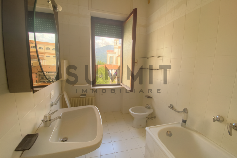 SCHIO – CENTRO: Luminoso e spazioso appartamento TRICAMERE di 255 mq, sito al quarto ed ultimo pi...