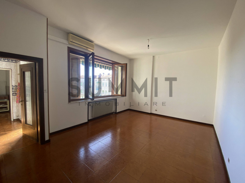 SCHIO – CENTRO: Luminoso e spazioso appartamento TRICAMERE di 255 mq, sito al quarto ed ultimo pi...