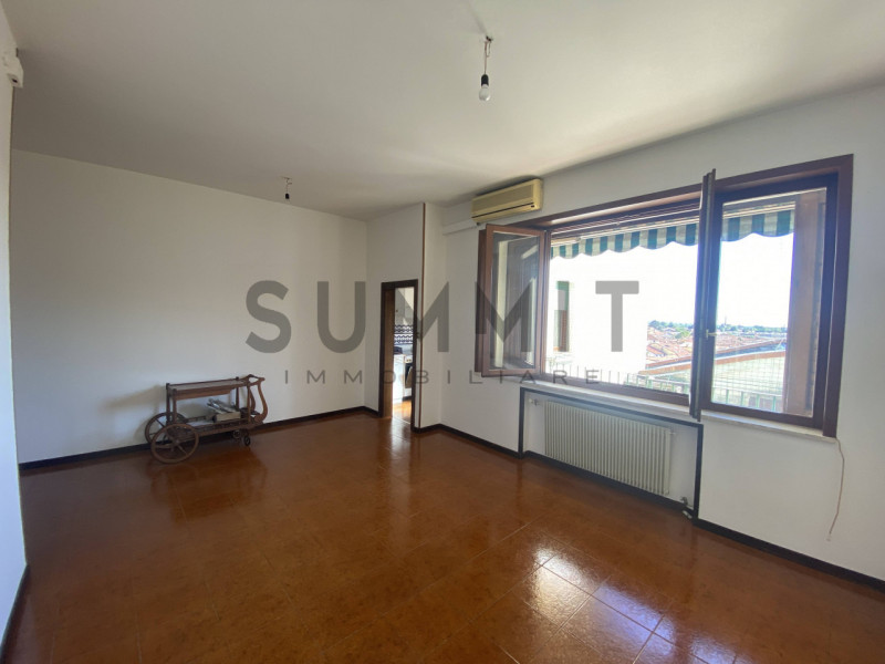 SCHIO – CENTRO: Luminoso e spazioso appartamento TRICAMERE di 255 mq, sito al quarto ed ultimo pi...