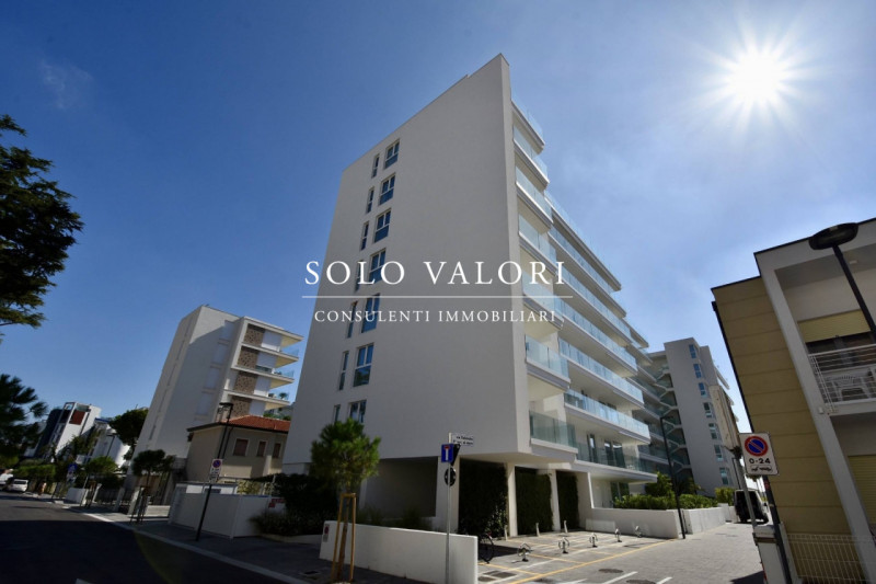 Scoprite un'opportunità unica di possedere un affascinante appartamento trilocale situato nel cuo...