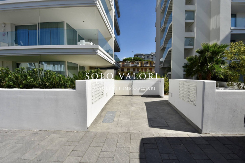 Scoprite un'opportunità unica di possedere un affascinante appartamento trilocale situato nel cuo...