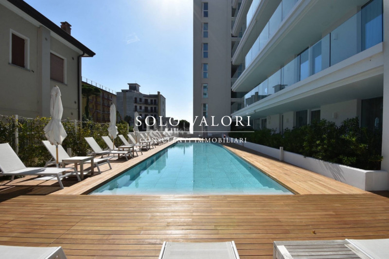 Scoprite un'opportunità unica di possedere un affascinante appartamento trilocale situato nel cuo...