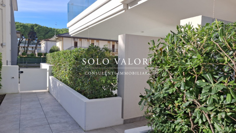 Scoprite un'opportunità unica di possedere un affascinante appartamento trilocale situato nel cuo...