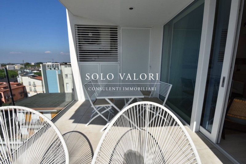 Scoprite un'opportunità unica di possedere un affascinante appartamento trilocale situato nel cuo...