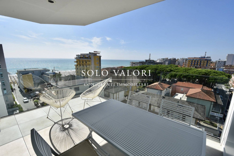 Scoprite un'opportunità unica di possedere un affascinante appartamento trilocale situato nel cuo...