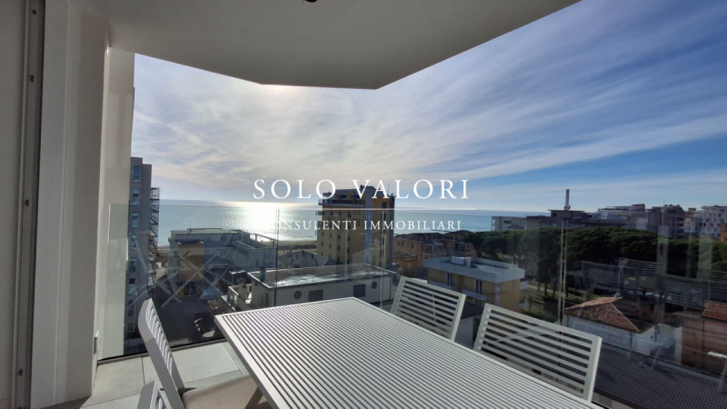 Scoprite un'opportunità unica di possedere un affascinante appartamento trilocale situato nel cuo...