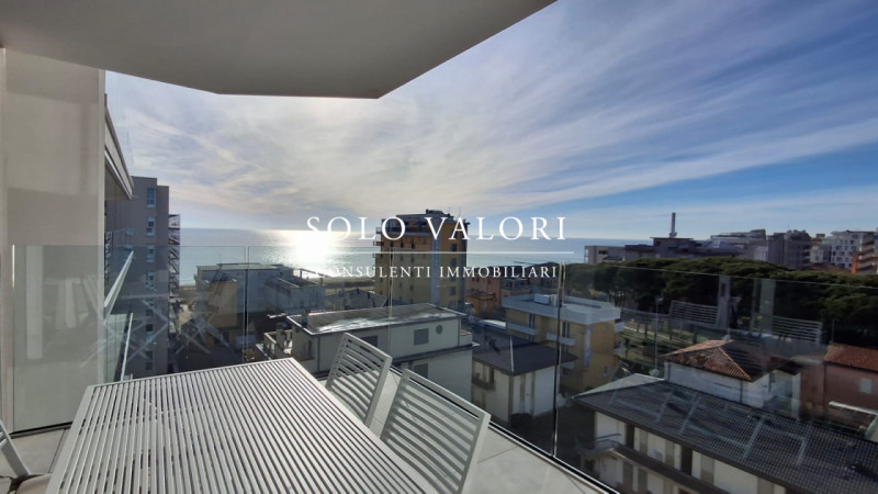 Scoprite un'opportunità unica di possedere un affascinante appartamento trilocale situato nel cuo...