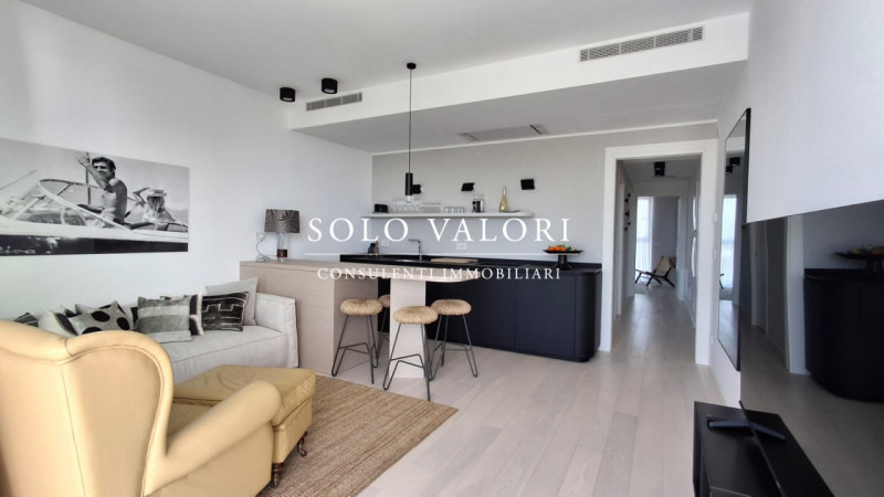 Scoprite un'opportunità unica di possedere un affascinante appartamento trilocale situato nel cuo...