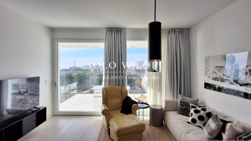 Scoprite un'opportunità unica di possedere un affascinante appartamento trilocale situato nel cuo...