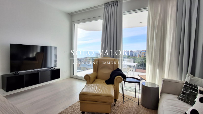 Scoprite un'opportunità unica di possedere un affascinante appartamento trilocale situato nel cuo...