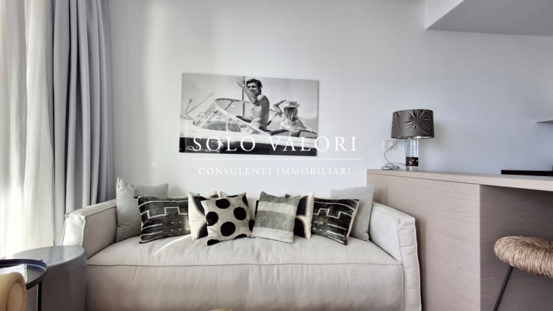 Scoprite un'opportunità unica di possedere un affascinante appartamento trilocale situato nel cuo...