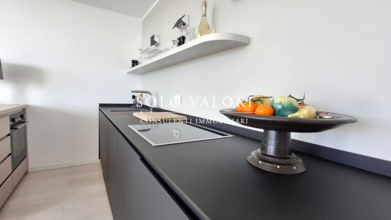 Scoprite un'opportunità unica di possedere un affascinante appartamento trilocale situato nel cuo...