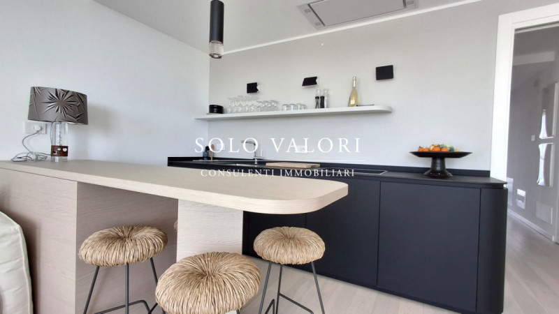 Scoprite un'opportunità unica di possedere un affascinante appartamento trilocale situato nel cuo...