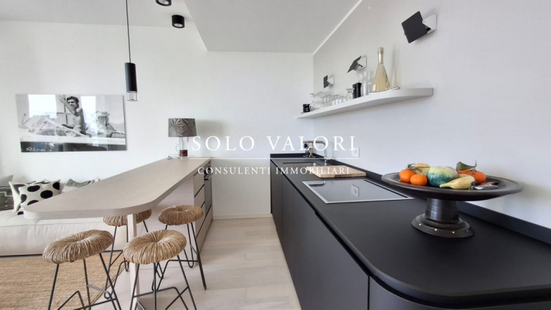 Scoprite un'opportunità unica di possedere un affascinante appartamento trilocale situato nel cuo...