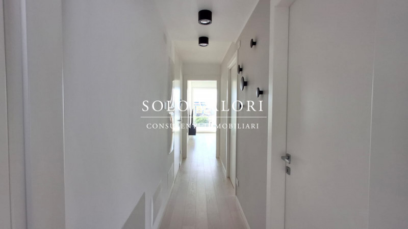 Scoprite un'opportunità unica di possedere un affascinante appartamento trilocale situato nel cuo...